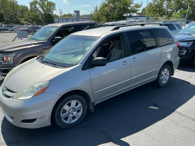 2009 Toyota Sienna - $7,988