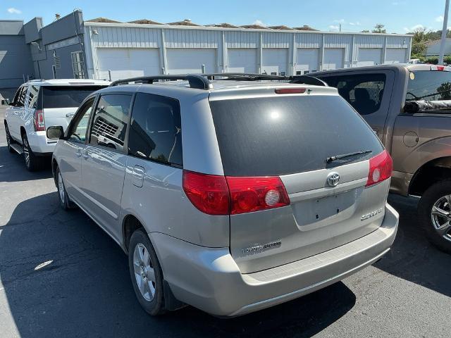 2009 Toyota Sienna - $7,988