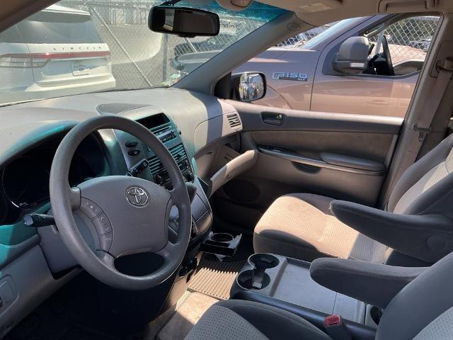 2009 Toyota Sienna - $7,988
