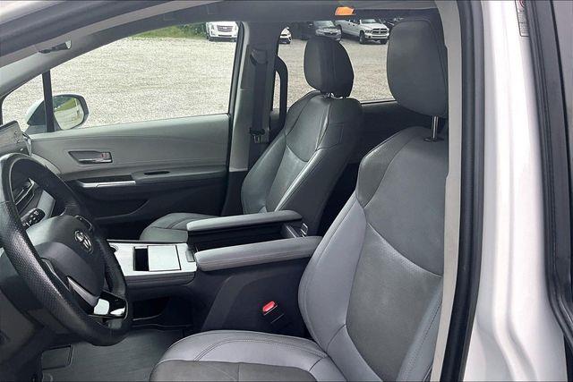 2022 Toyota Sienna - $34,999
