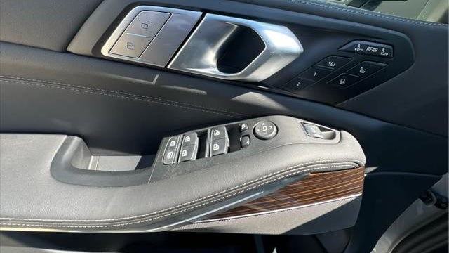 2027 BMW X7 M60i