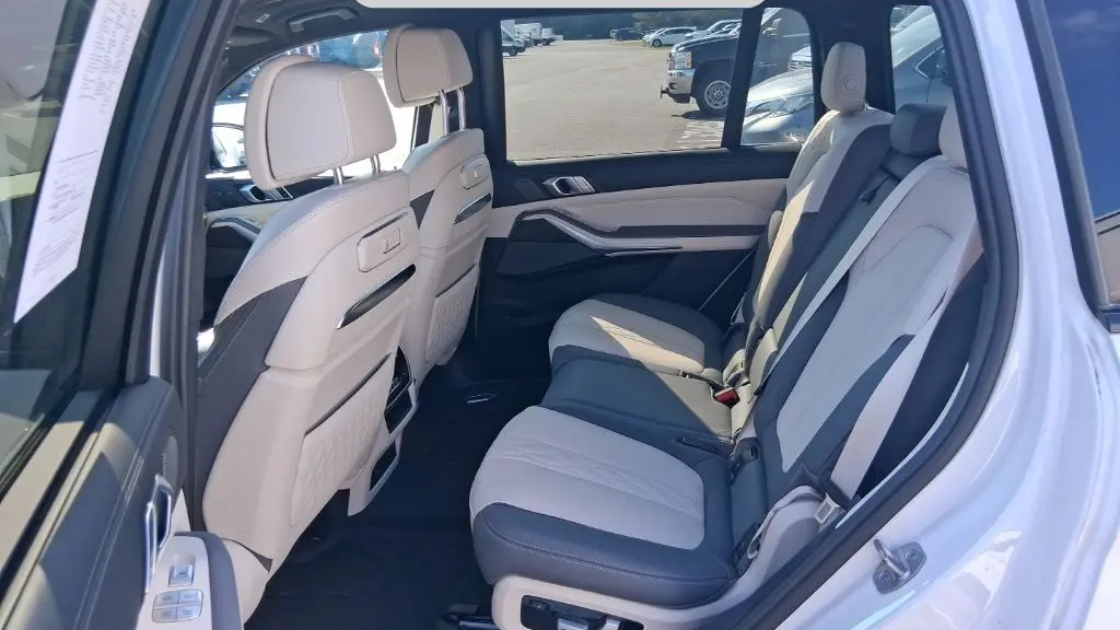 2023 BMW X7 M60i