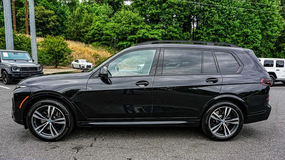 2023 BMW X7 M60i