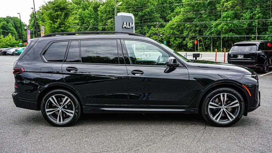 2023 BMW X7 M60i