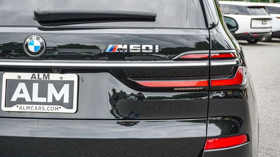 2023 BMW X7 M60i