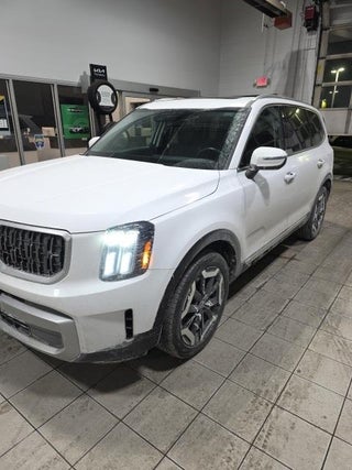 2023 Kia Telluride with Glacial White Pearl Exterior