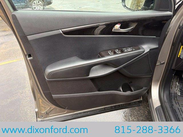 2016 Kia Sorento - $8,944