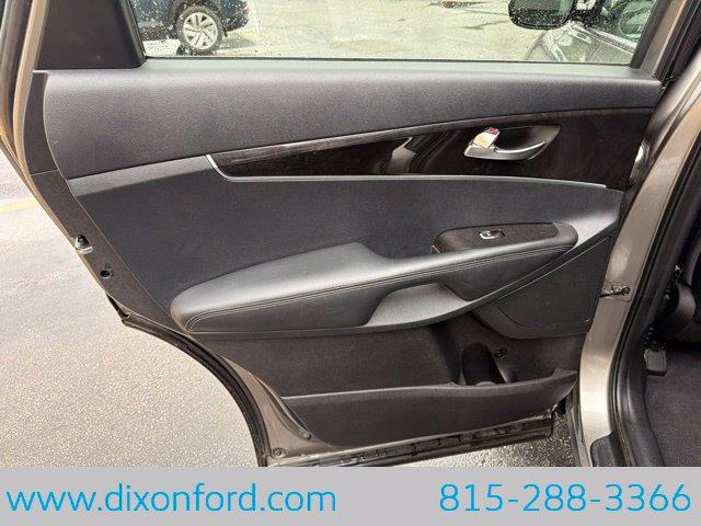 2016 Kia Sorento - $8,944