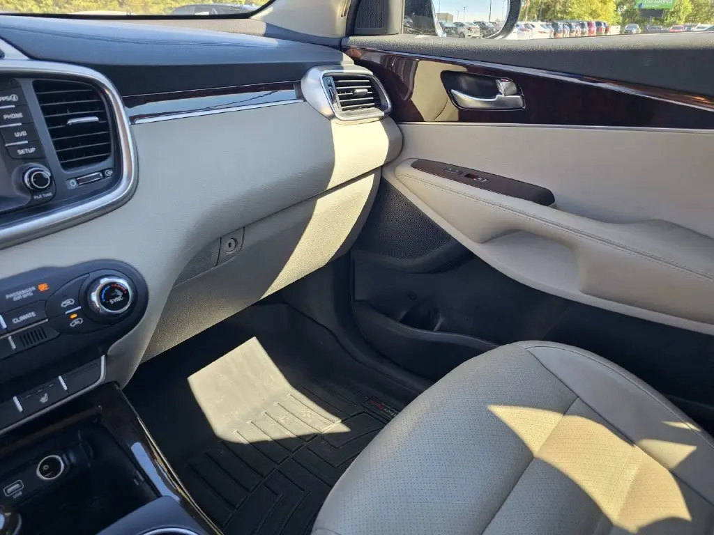 2017 Kia Sorento - $10,000