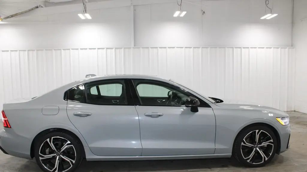 2024 Volvo S60 B5 Core Dark Theme