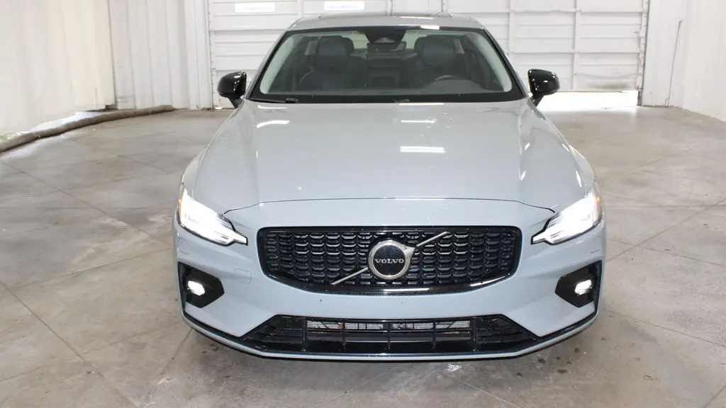 2024 Volvo S60 B5 Core Dark Theme