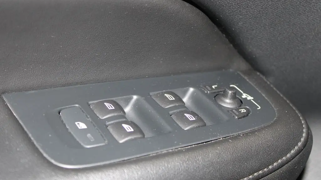 2024 Volvo S60 B5 Core Dark Theme