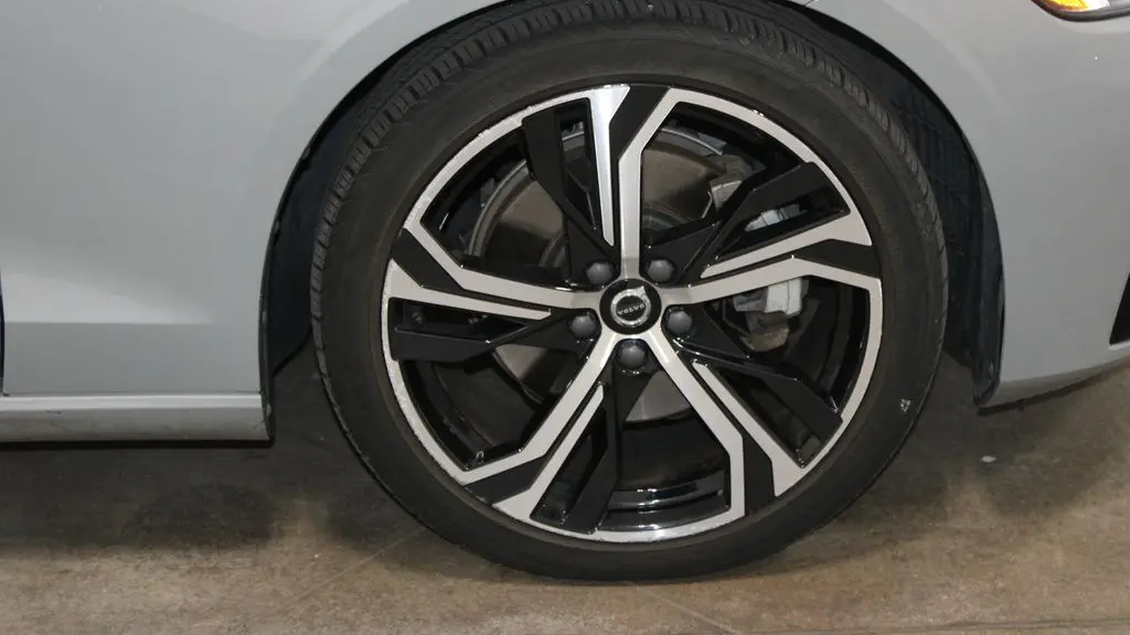 2024 Volvo S60 B5 Core Dark Theme