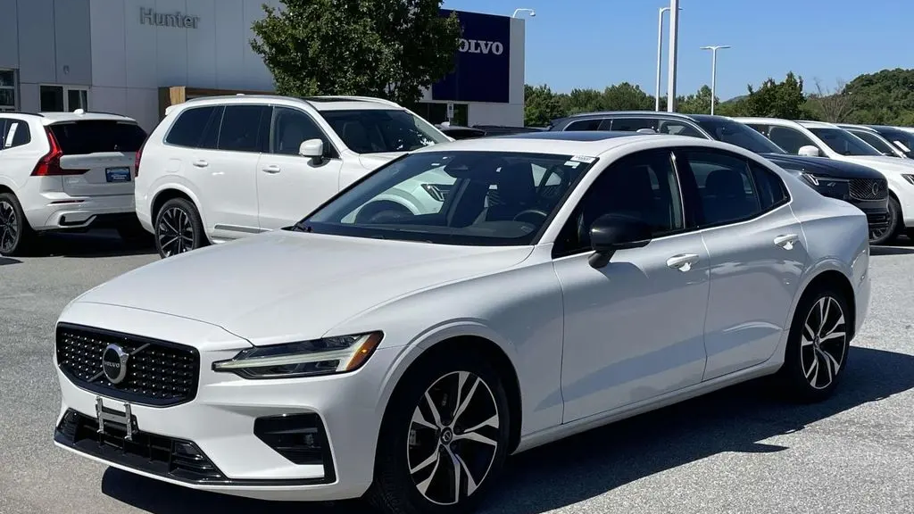 2024 Volvo S60 B5 Core Dark Theme