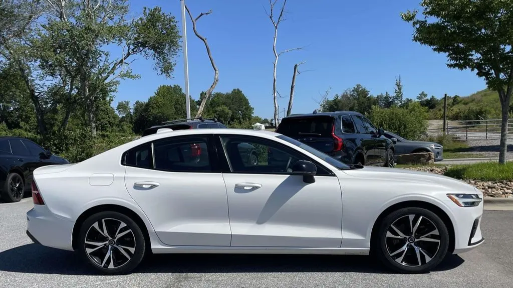 2024 Volvo S60 B5 Core Dark Theme