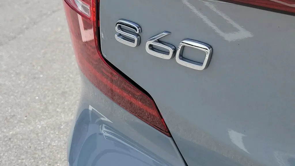 2024 Volvo S60 B5 Plus Dark Theme