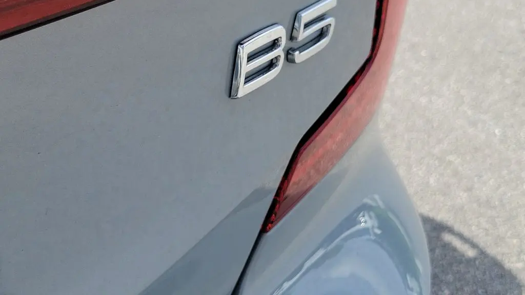 2024 Volvo S60 B5 Plus Dark Theme