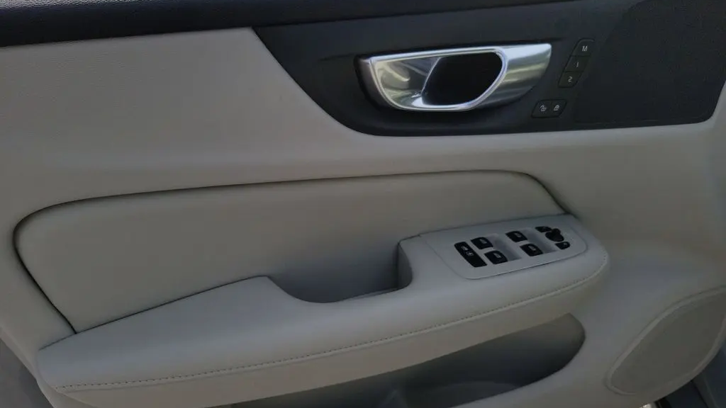 2024 Volvo S60 B5 Plus Dark Theme