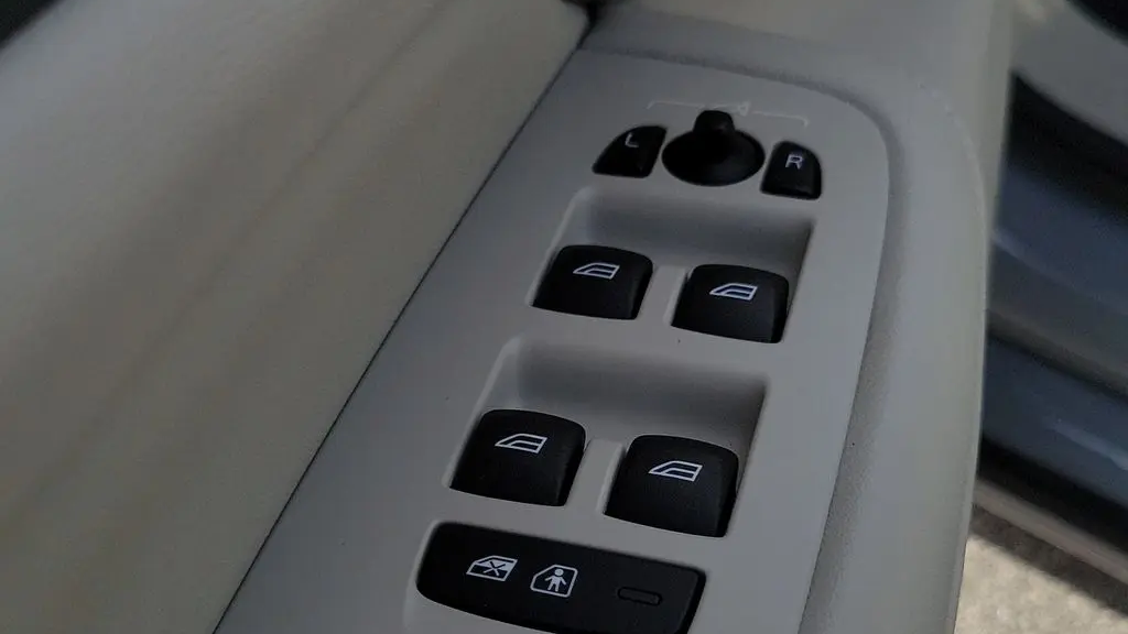 2024 Volvo S60 B5 Plus Dark Theme