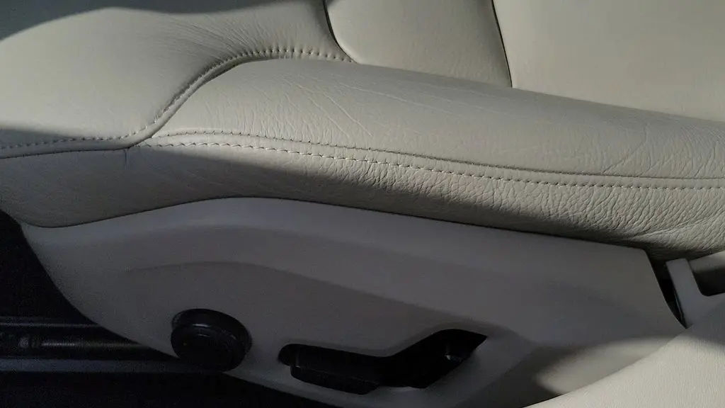 2024 Volvo S60 B5 Plus Dark Theme