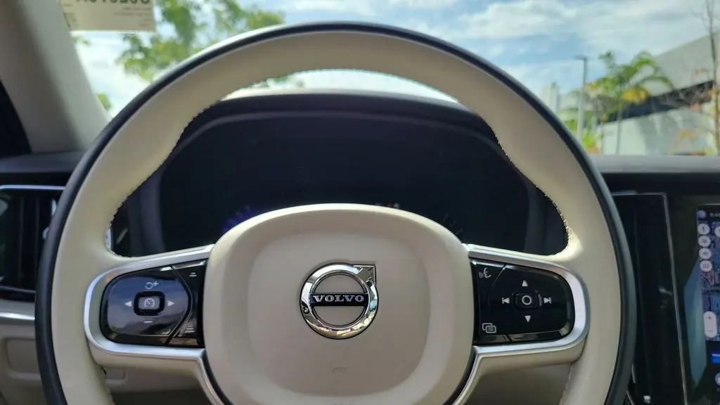 2024 Volvo S60 B5 Plus Dark Theme
