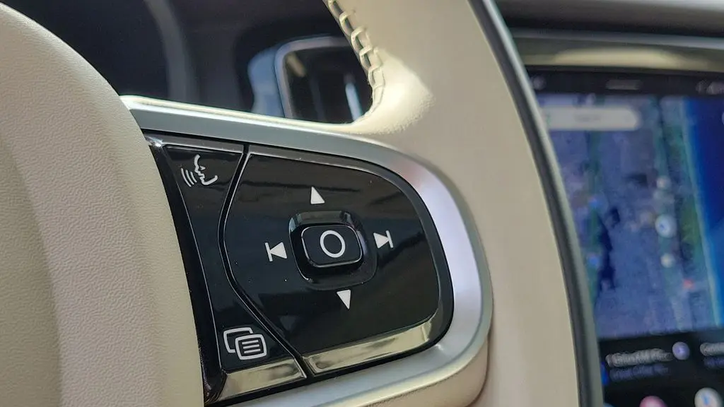 2024 Volvo S60 B5 Plus Dark Theme