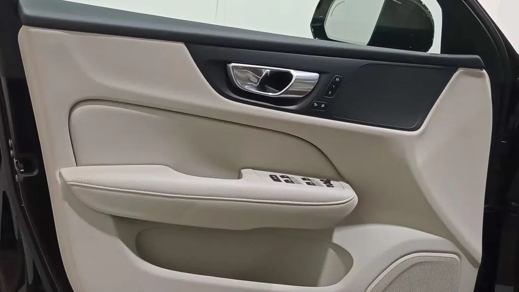 2024 Volvo S60 B5 Plus Dark Theme