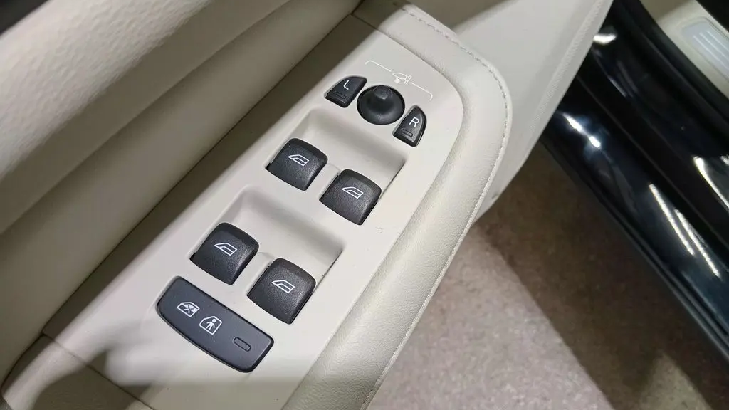 2024 Volvo S60 B5 Plus Dark Theme