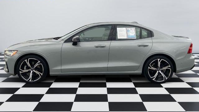 2024 Volvo S60 B5 Plus Dark Theme