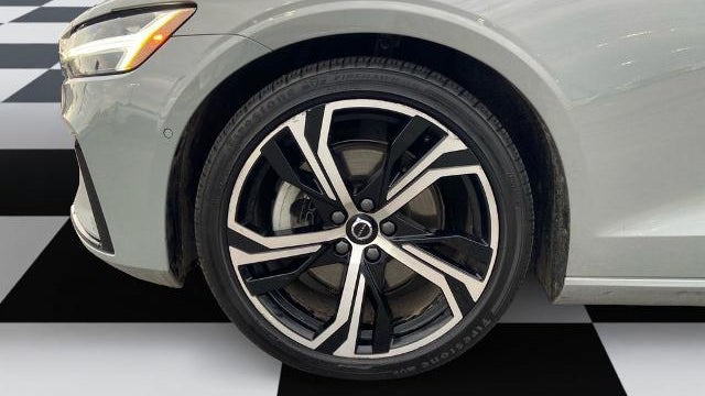 2024 Volvo S60 B5 Plus Dark Theme
