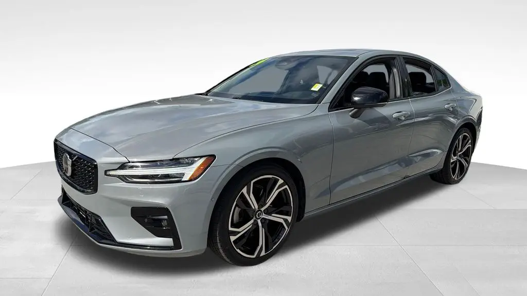 2024 Volvo S60 B5 Plus Dark Theme