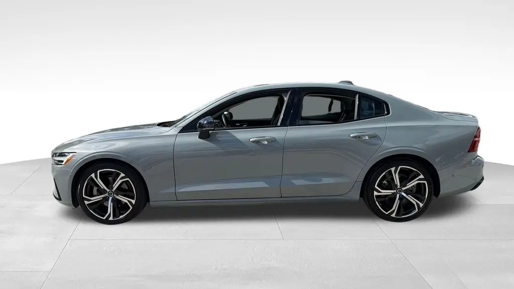 2024 Volvo S60 B5 Plus Dark Theme