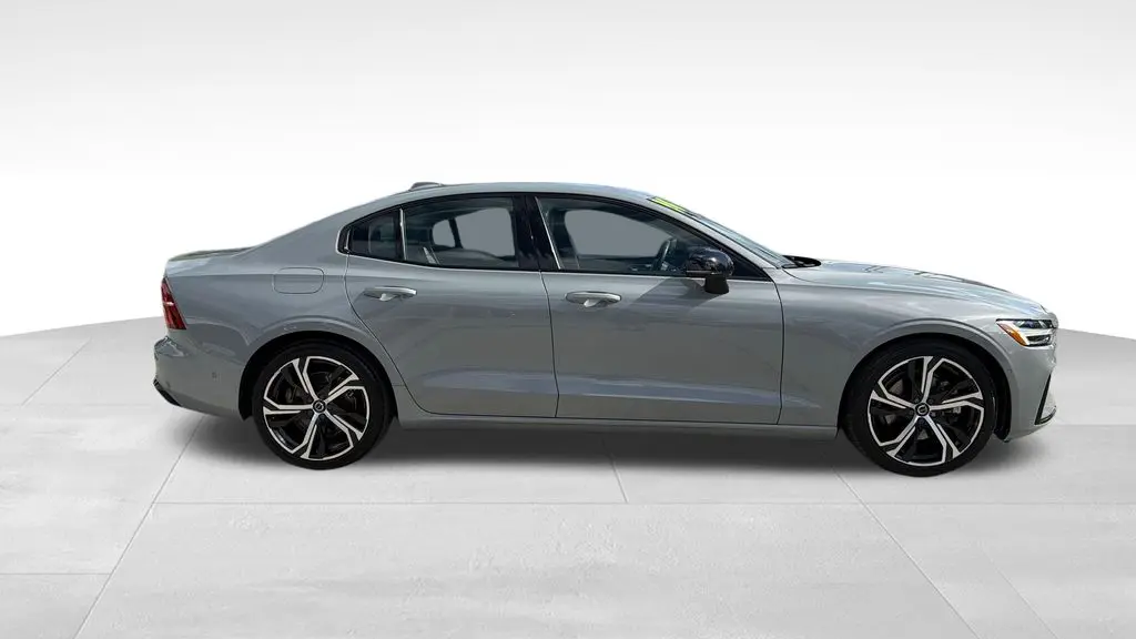 2024 Volvo S60 B5 Plus Dark Theme