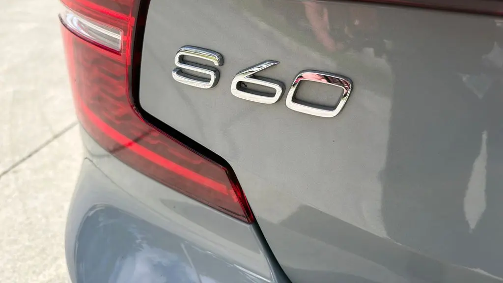 2024 Volvo S60 B5 Plus Dark Theme