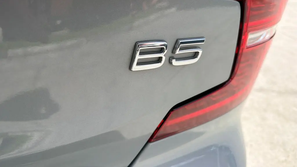 2024 Volvo S60 B5 Plus Dark Theme