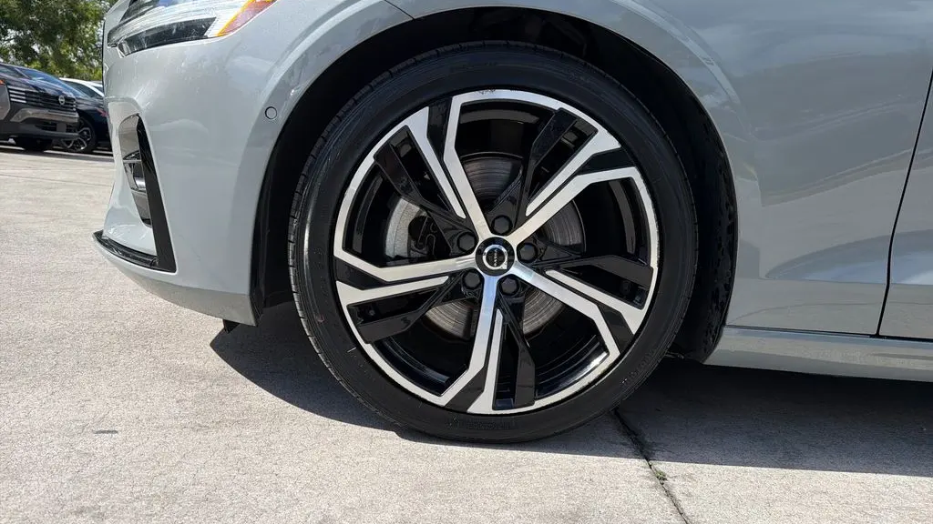 2024 Volvo S60 B5 Plus Dark Theme