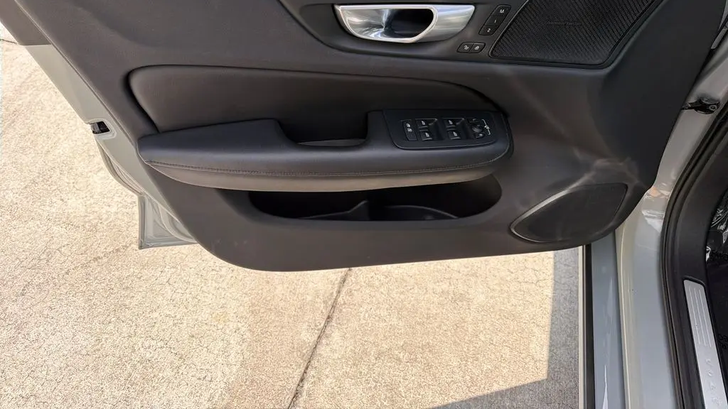 2024 Volvo S60 B5 Plus Dark Theme