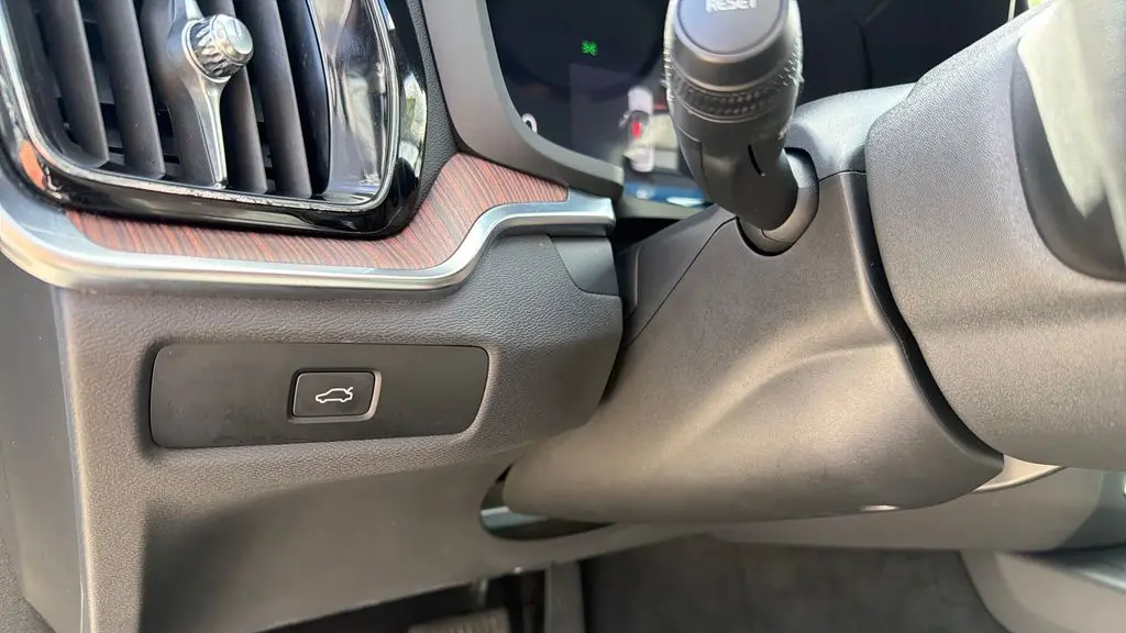 2024 Volvo S60 B5 Plus Dark Theme