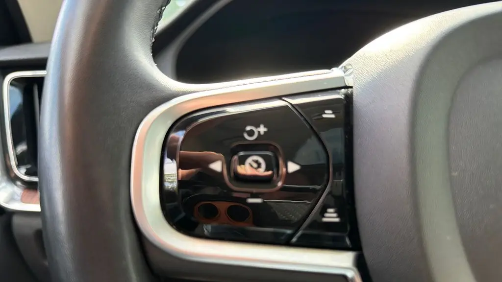 2024 Volvo S60 B5 Plus Dark Theme