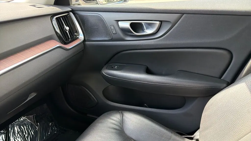 2024 Volvo S60 B5 Plus Dark Theme