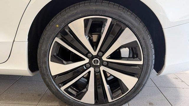 2023 Volvo S60 B5 Ultimate Bright Theme