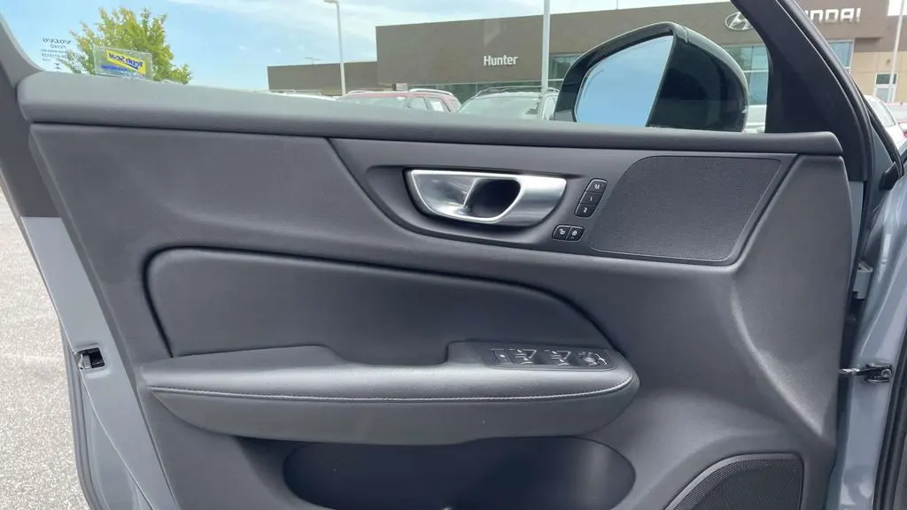 2024 Volvo S60 B5 Core Dark Theme