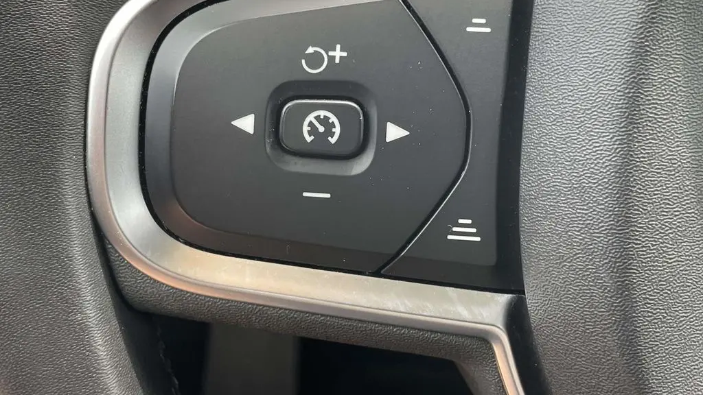 2024 Volvo S60 B5 Core Dark Theme