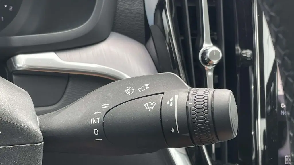 2024 Volvo S60 B5 Core Dark Theme