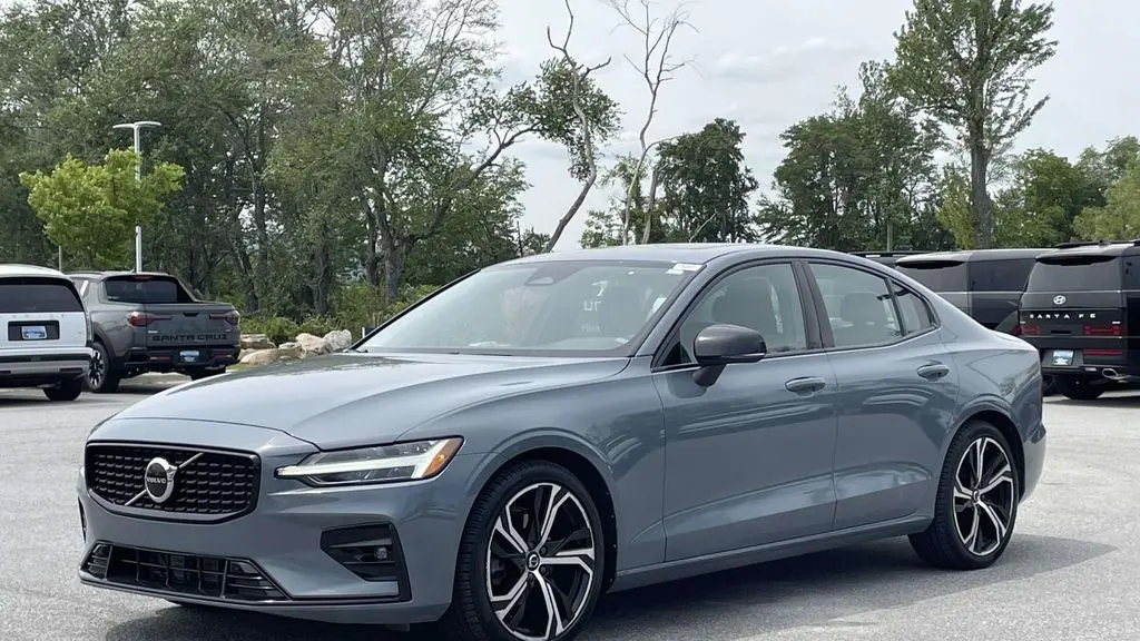 2024 Volvo S60 B5 Core Dark Theme