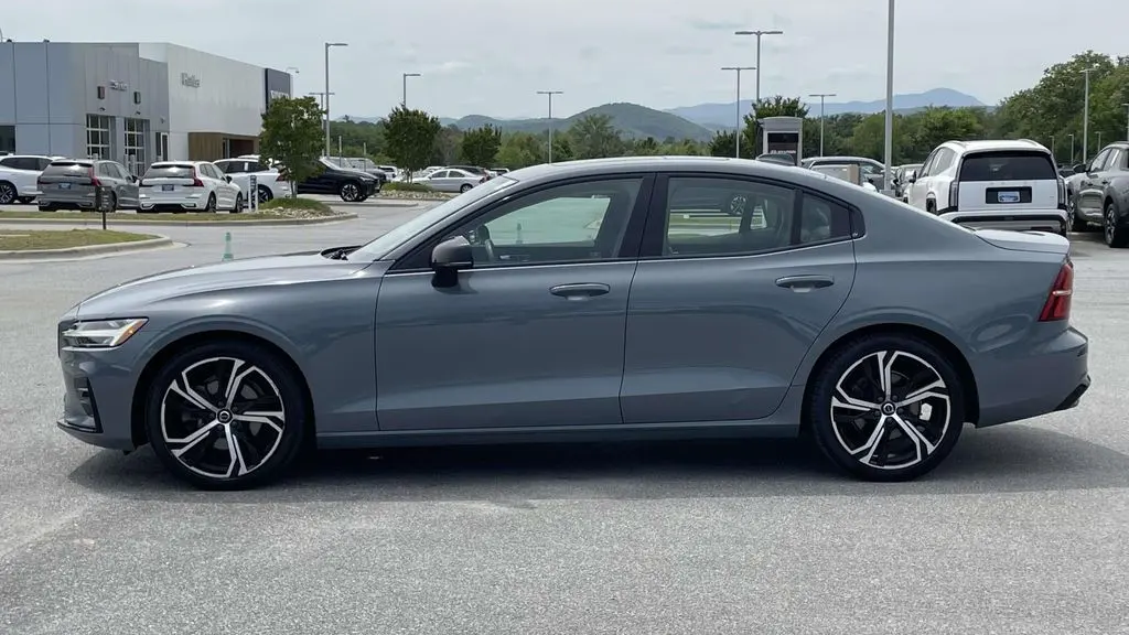 2024 Volvo S60 B5 Core Dark Theme