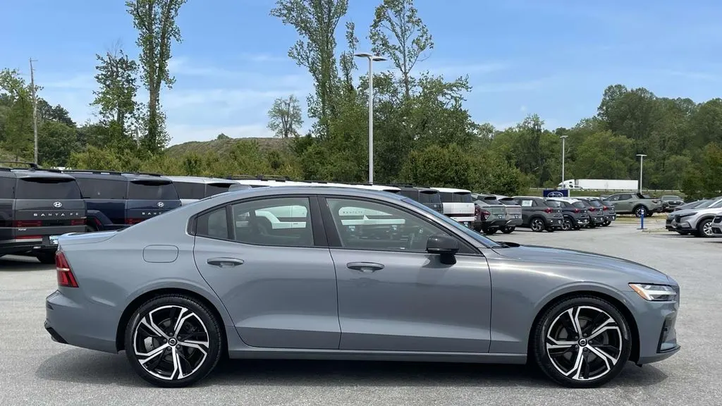 2024 Volvo S60 B5 Core Dark Theme