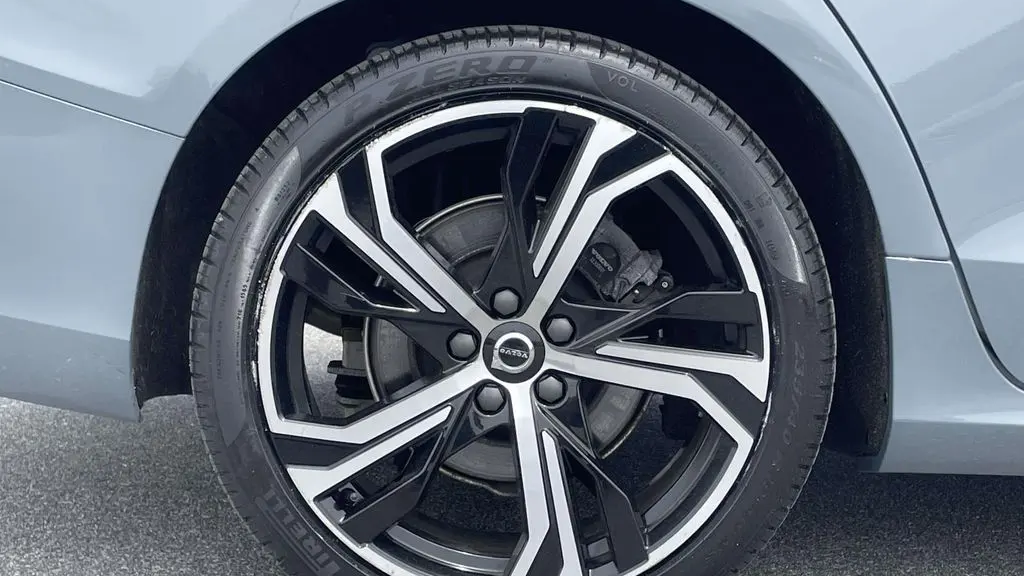 2024 Volvo S60 B5 Core Dark Theme