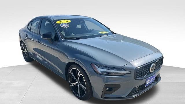 2024 Volvo S60 B5 Core Dark Theme
