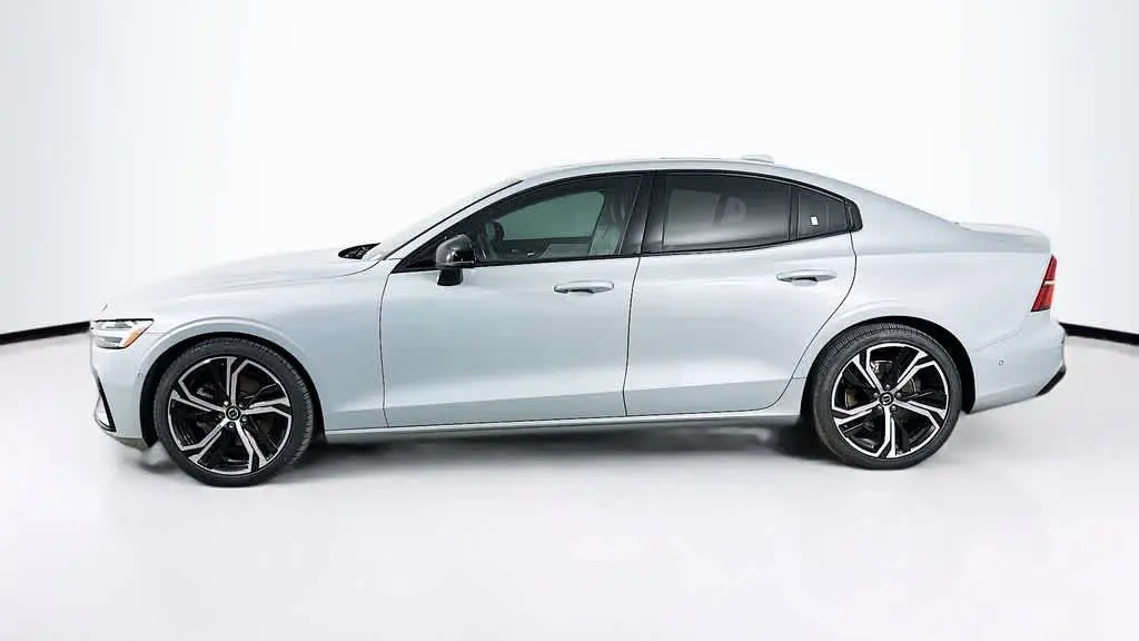 2024 Volvo S60 B5 Plus Dark Theme